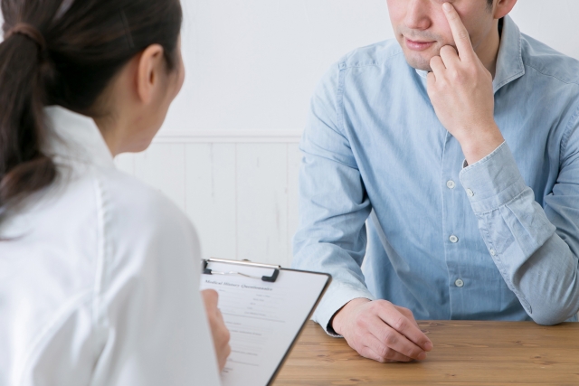 診察中の医師と患者の対話