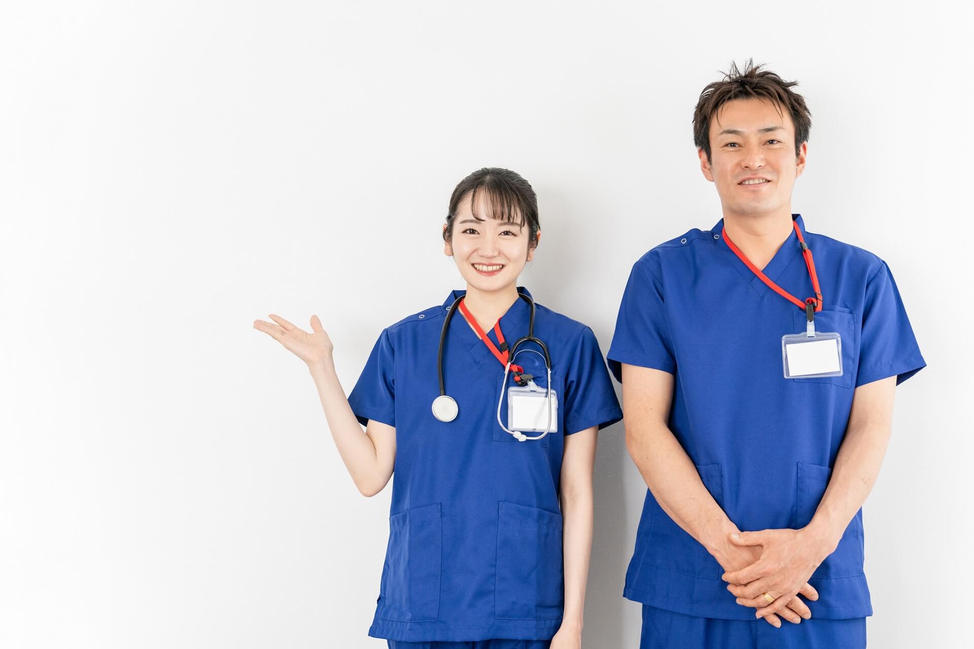 笑顔の医療スタッフ二人組